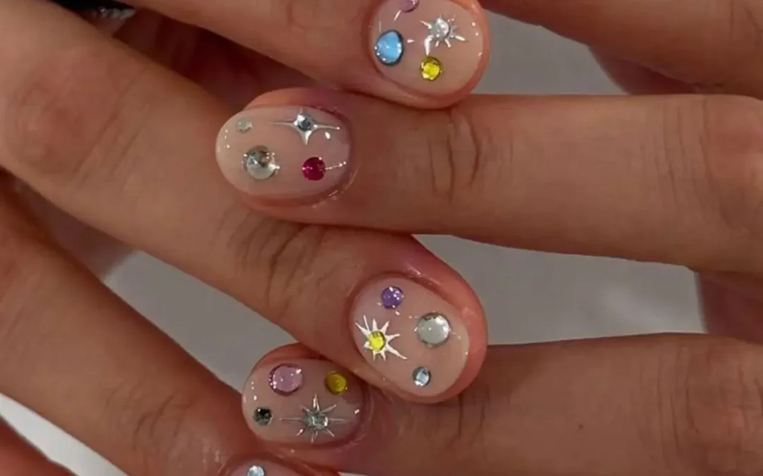 Uñas con pedrería brillan como tendencia irresistible en 2026