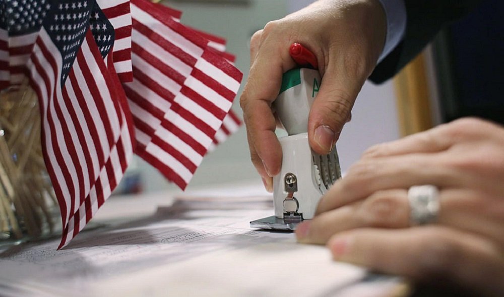 DHS ordena “perseguir” abogados de Florida que presenten solicitudes de asilo falsas