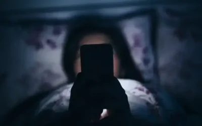 “Doomscrolling” nocturno afecta el sueño en adolescentes