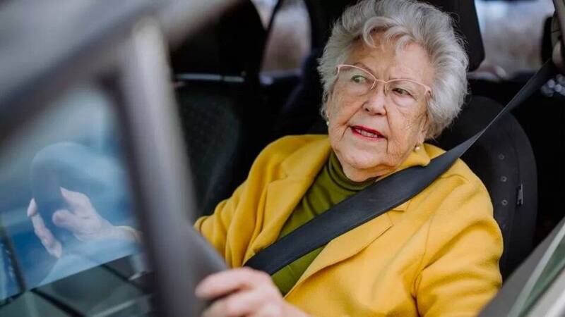 ¿Los adultos de la tercera edad están capacitados para conducir?