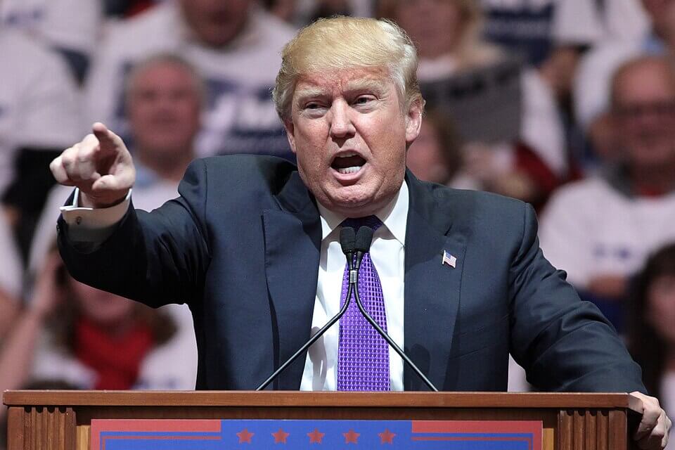 Trump acelera polémica ofensiva para retirar ciudadanías