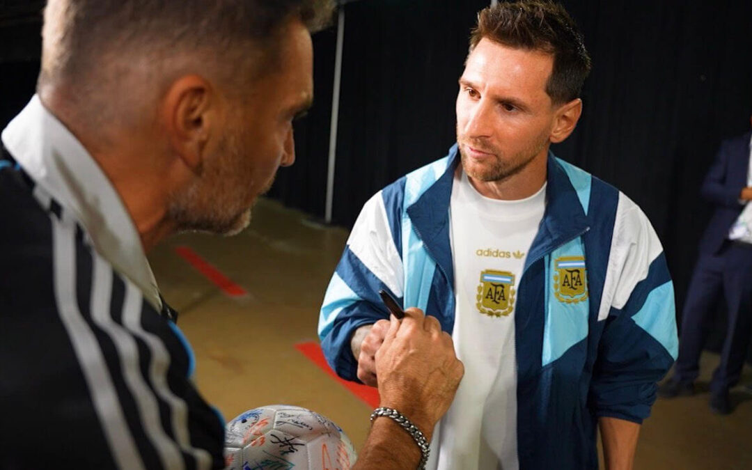 Julián Gil logra obtener la firma de Lionel Messi