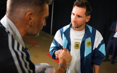 Julián Gil logra obtener la firma de Lionel Messi