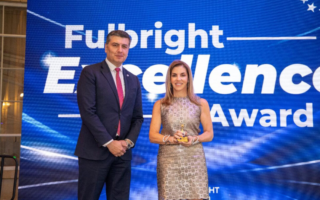 Leila Cobo recibe reconocimiento a la excelencia de Fulbright Colombia 2026 