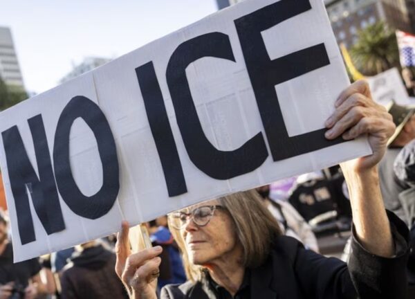 Redadas del ICE generan pérdidas millonarias a negocios Latinos en Los Ángeles