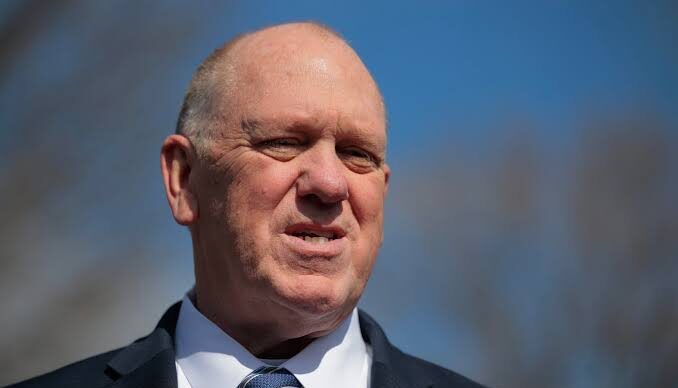 Homan dice que inmigrantes estarían vivos si “fuesen acatado” órdenes del ICE”