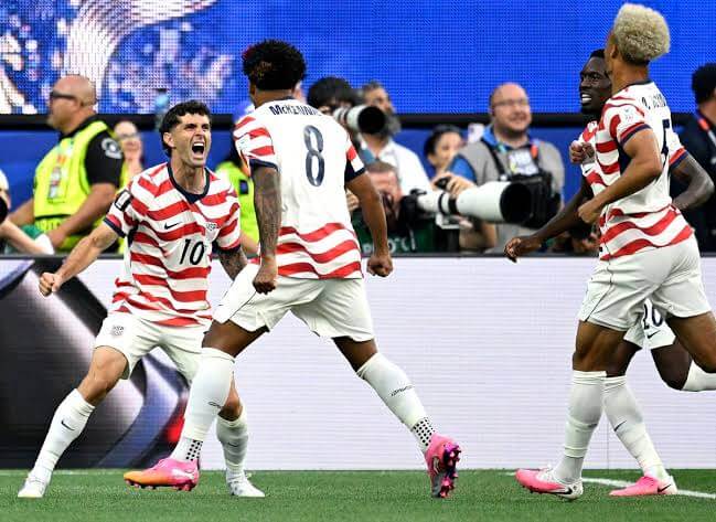 Estados Unidos avanza a octavos de final sin despeinarse