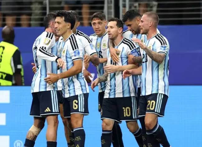 Argentina sufre ante Cabo Verde y avanza a octavos de final