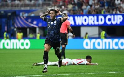 Argentina remonta ante Inglaterra y defenderá el título