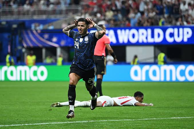 Argentina remonta ante Inglaterra y defenderá el título