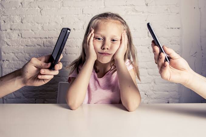 Phubbing, el hábito tecnológico que daña las relaciones interpersonales