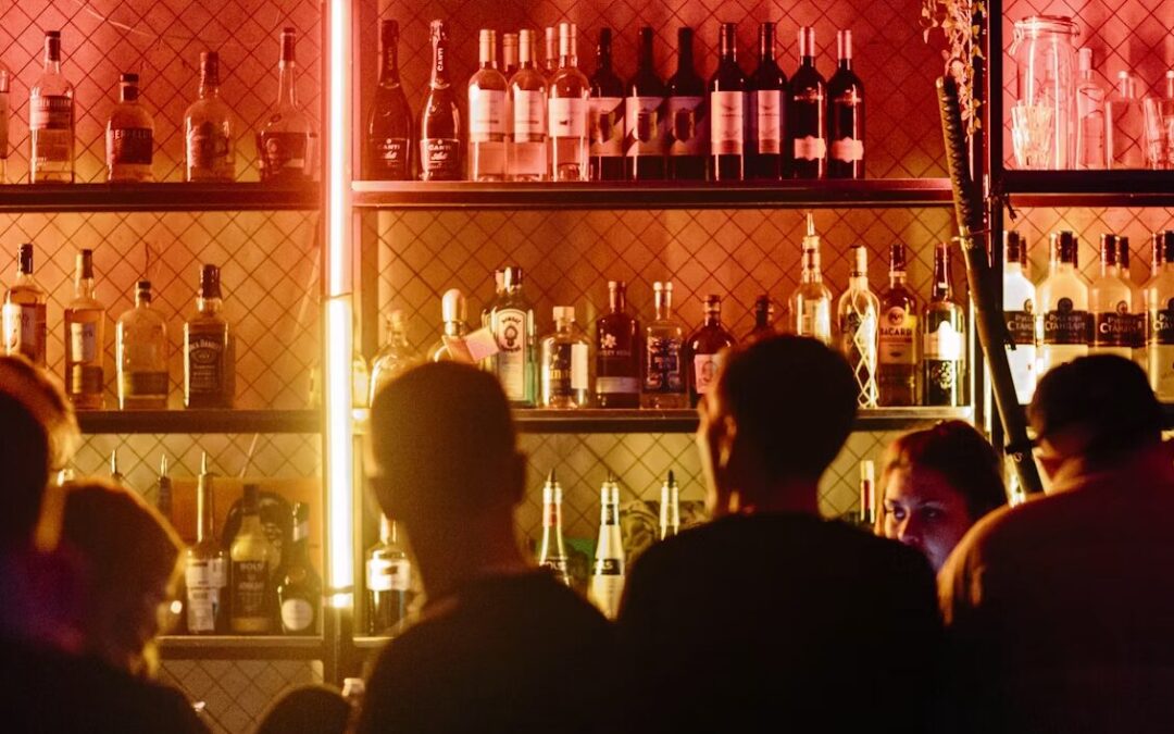Bar de mala muerte: una experiencia auténtica que atrae a los hispanos