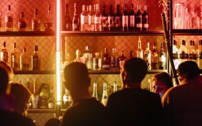 Bar de mala muerte: una experiencia auténtica que atrae a los hispanos