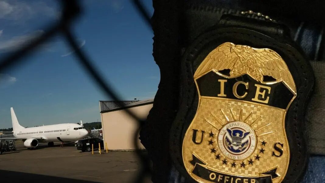 Agentes del ICE vestidos de civil interceptan a inmigrantes en aeropuertos