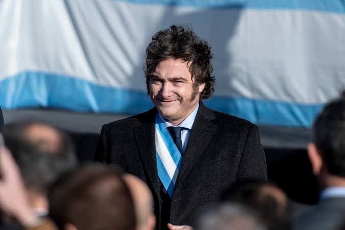 Argentina cambia políticas: Milei expulsará a extranjeros que inciten mensajes de odio