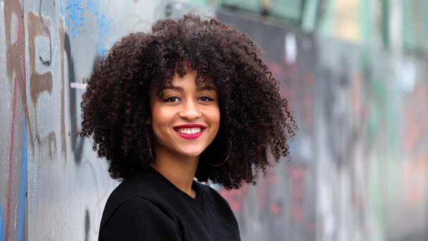 Cómo superar el estigma como Latinas de tener “el cabello malo”