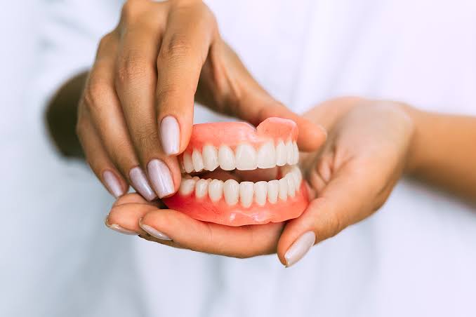 Dra. Vivian Menéndez advierte sobre tendencias para blanquear los dientes