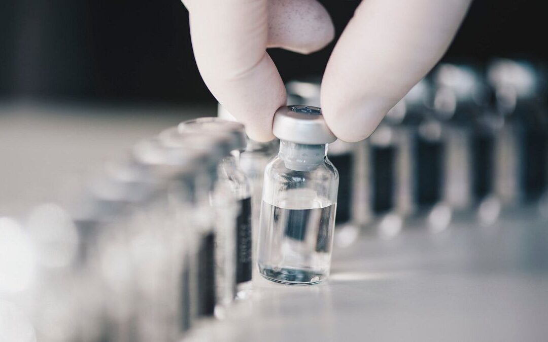 EE. UU. aprueba primera vacuna contra la gripe de ARN para adultos mayores
