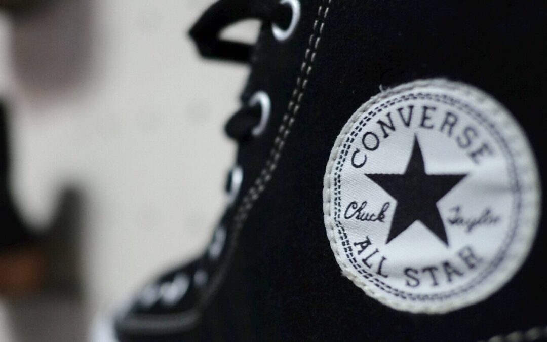 Converse retira anuncio por polémica imagen alusiva al Ku Klux Klan
