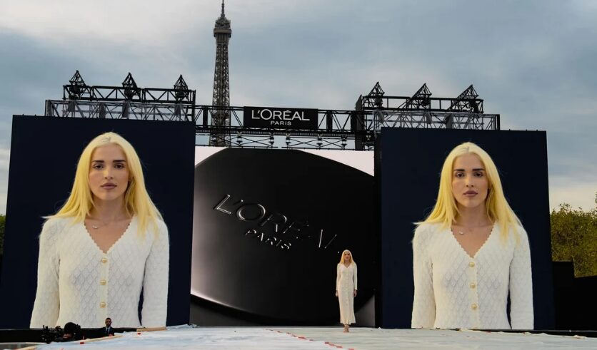 Elena Rose hace historia en Le Défilé de L’Oréal Paris